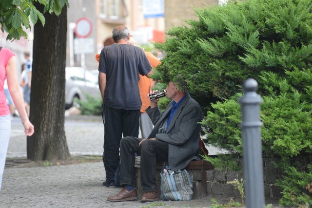 Picie alkoholu w miejscu niedozwolonym jest wykroczeniem.  Możemy za nie zostać pouczeni, ale też ukarani mandatem w wysokości 100 zł. Jeśli odmawiamy przyjęcia, funkcjonariusze kierują wniosek o ukaranie do sądu. Wówczas sąd może nałożyć grzywnę do 1,5 tys. zł!