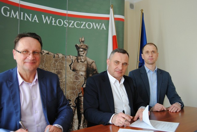 Burmistrz Włoszczowy Grzegorz Dziubek, przy kontrasygnacie skarbnika Dariusza Górskiego, podpisuje umowę z prezesem Duktu Markiem Wąsalą (z lewej). Więcej na następnych zdjęciach >>>