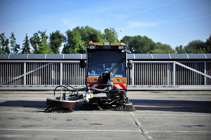 Kraków. Do miasta trafiły nowe zamiatarki uliczne [ZDJĘCIA]