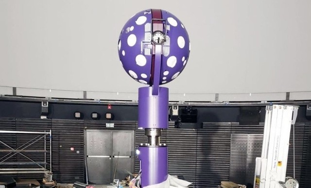 Planetarium zimą tego roku uchyliło rąbka tajemnicy pokazując zdjęcie z montażu nowego sprzętu. Efekt końcowy będzie można zobaczyć w sobotę 11 czerwca.