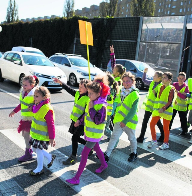 Uczniowie ze Szkoły Podstawowej nr 21 w Krakowie  uczyli się wczoraj bezpiecznie przechodzić po pasach w kamizelkach