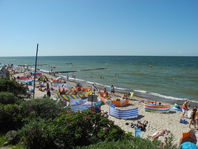 Dobra pogoda przyciągnęła nad Bałtyk prawdziwe tłumy. Zobaczcie jak wyglądała plaża w Mielnie w sobotę około godziny 16. 