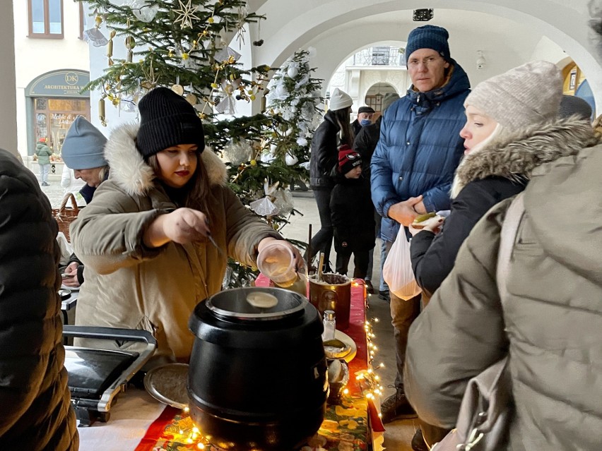 Jarmark Świąteczny na rynku w Krośnie przyciągnął tłumy mieszkańców [ZDJĘCIA]