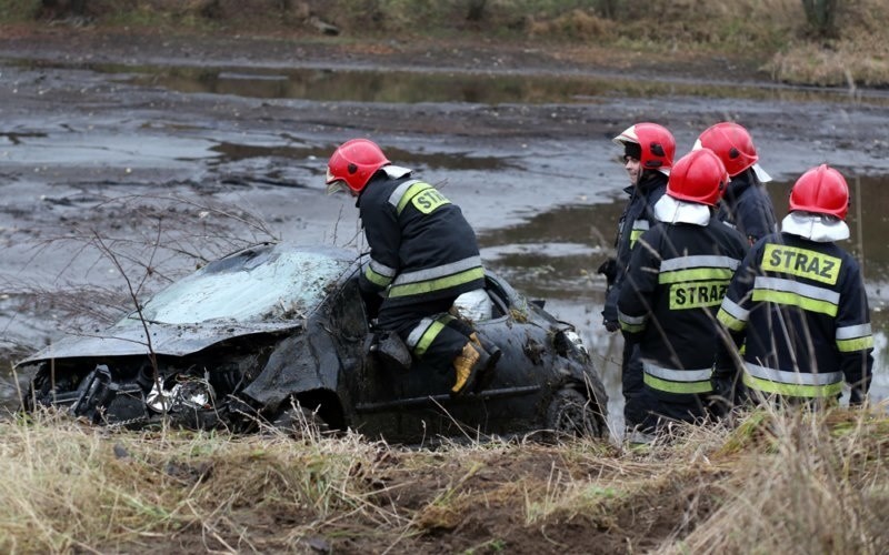 Samochód z wody wyciągnęli strażacy z Chojnic
