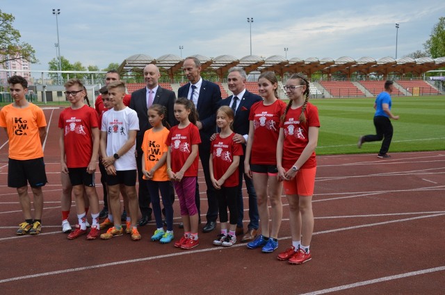 Wiceminister Jan Widera (na zdjęciu najwyższy), w przeszłości trener naszych płotkarzy, podczas wizyty na stadionie sfotografował się w towarzystwie młodych lekkoatletów z klubu Kotwica Brzeg.