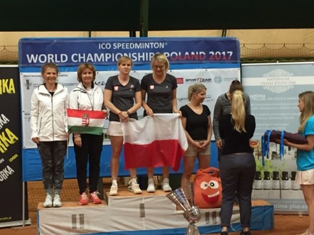 Kielczanki na najwyższym stopniu podium, z lewej Magdalena Lelonek, obok Dorota Lewandowska.