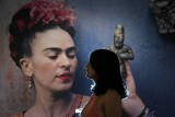 Frida Kahlo miała wyjątkowe poczucie stylu. Meksykańska malarka wciąż jest inspiracją wielu kobiet. Jak się ubierała i jak z tego czerpać?