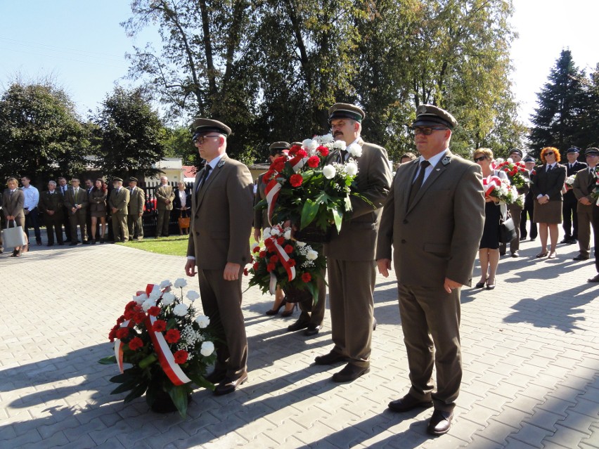 Nadleśnictwo Zwoleń zorganizowało uroczystości z okazji 100-lecia odzyskania niepodległości. Odsłonięto pamiątkowy obelisk i posadzono dąb