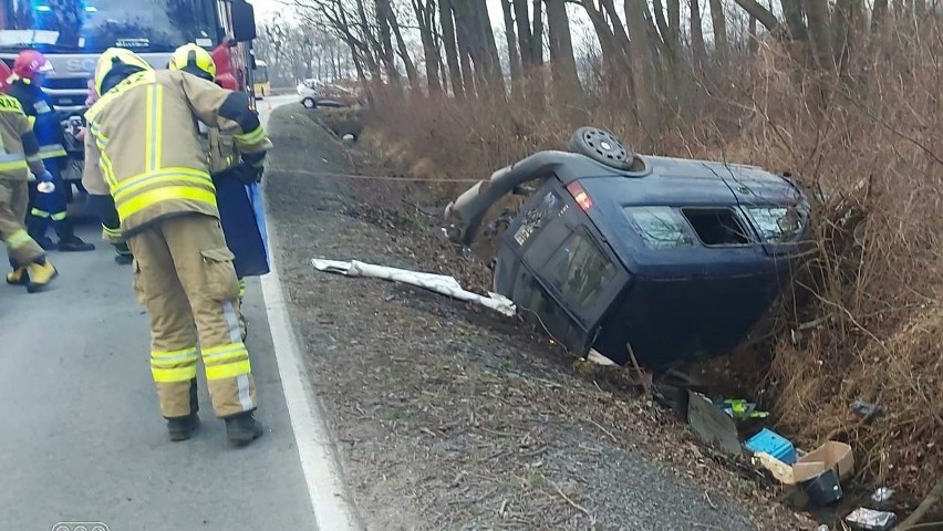 Wypadek pod Wrocławiem. Samochód wpadł do rowu, kierowca nieprzytomny (ZDJĘCIA)