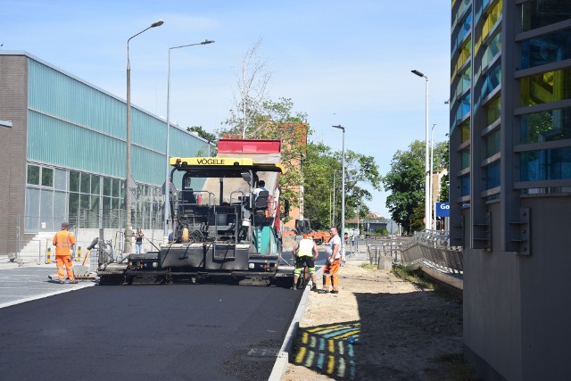 Układanie asfaltu na ostatnim odcinku nowego fragmentu ul. Spichrzowej ma potrwać trzy dni.