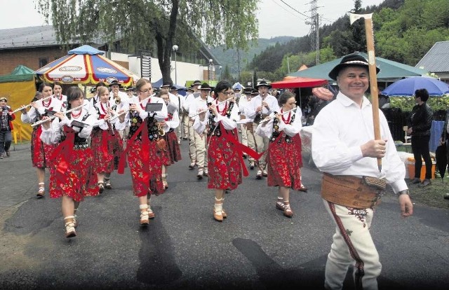 Muzycy mimo deszczu ochoczo maszerowali do amfiteatru