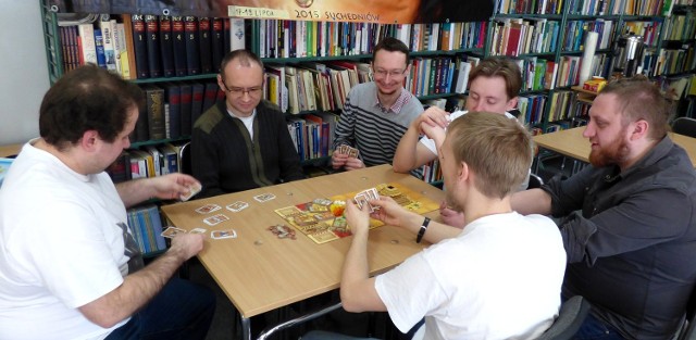 Główny organizator buskiego maratonu "planszówek" Adrian Szczerba (w środku) zaprosił na imprezę także silną grupę "z Kielc i okolic".