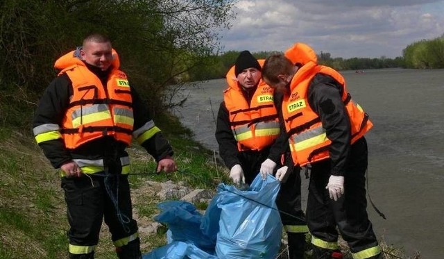 Jednostki pływające z miejscowości leżących nad Wisłą i Sanem w powiatach stalowowolskim, tarnobrzeskim i sandomierskim, m.in. OSP, wodniacy, koła wędkarskie na łodziach zbierać będą śmieci płynące rzekami i zwisające nad wodą. 