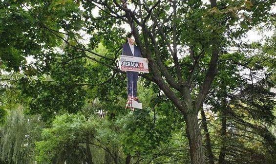 Powiesili wizerunek posła Artura Gierady na drzewie w Kielcach. Dwaj bracia odpowiedzą przed sądem