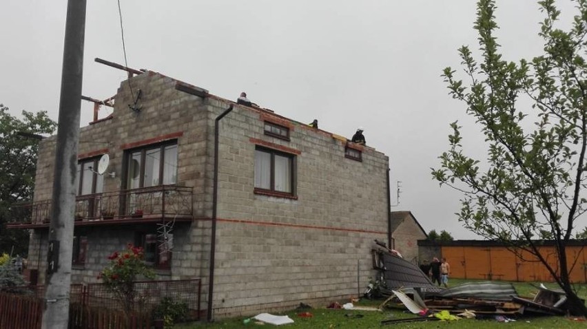 W Opoczyńskiem uszkodzonych zostało blisko 150 dachów domów,...