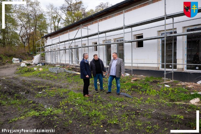 Michał Bucki, wicestarosta kazimierski; Michał Szczerba, członek zarządu powiatu kazimierskiego i Piotr Mucha, dyrektor Domu Pomocy Społecznej w Bejscach przed nowym budynkiem DPS w Bejscach