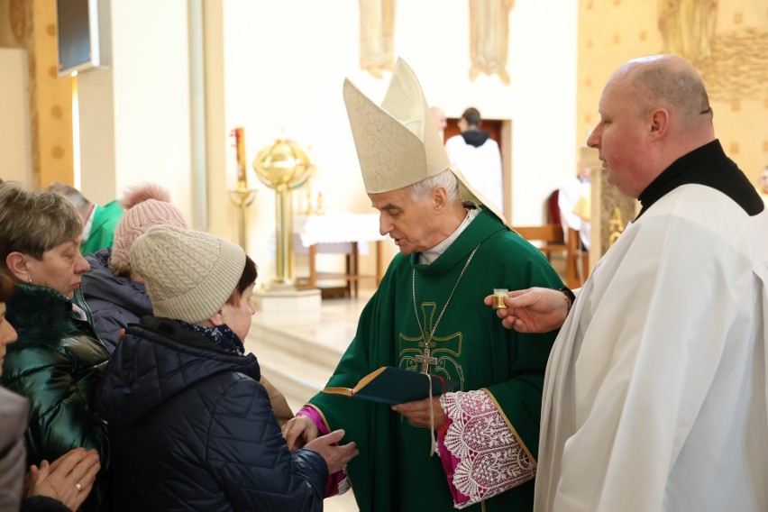 Ksiądz biskup Marian Florczyk razem z kapłanami udzielił...