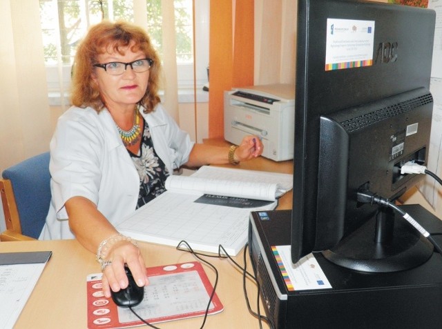 Nowy system pozwoli na prowadzenie dokumentacji pacjenta w formie elektronicznej. Sekretarka medyczna Marzanna Bronowicz ocenia, że dzięki temu odbywa się to sprawniej i szybciej.