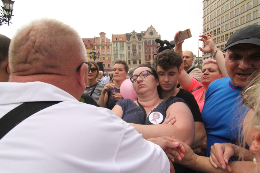 Przepychanki w Rynku. Promocja książki Międlara i kontrmanifestacja Lempart. Do tego atak z pistoletem na wodę [ZDJĘCIA]