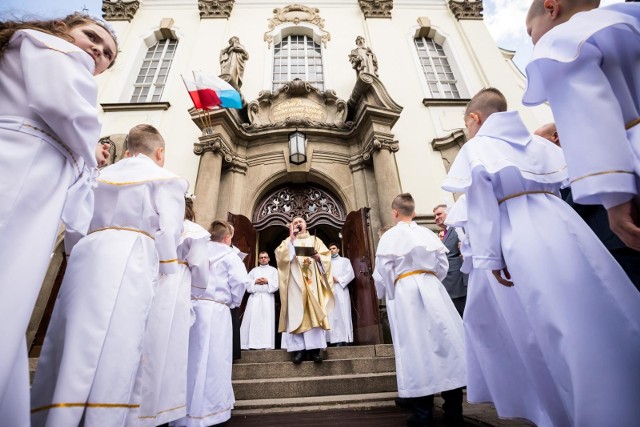 Pierwsze komunie święte w Bydgoszczy. Tak było w sobotę, 15 maja, w parafii przy pl. Piastowskim.