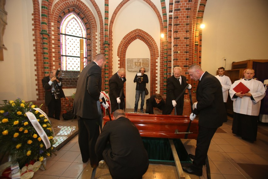 Pogrzeb arcybiskupa Szczepana Wesołego. Zmarły,, zgodnie ze...