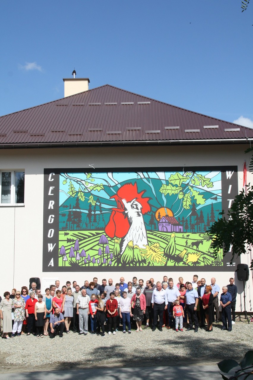 Mural z kogutem wita turystów w Cergowej. Wielkie malowidło powstało na ścianie Domu Ludowego [ZDJĘCIA].