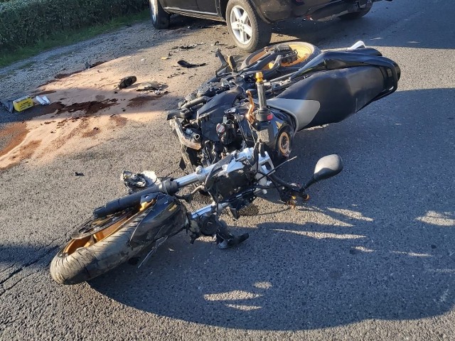 Wypadek w Tarnowie Opolskim. Kierująca nissanem wymusiła pierwszeństwo ma motocykliście. Zabrano go do szpitala