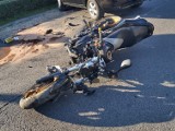 Wypadek w Tarnowie Opolskim. Zderzenie nissana z motorem suzuki. Kierowca jednośladu zabrany do szpitala [ZDJĘCIA]