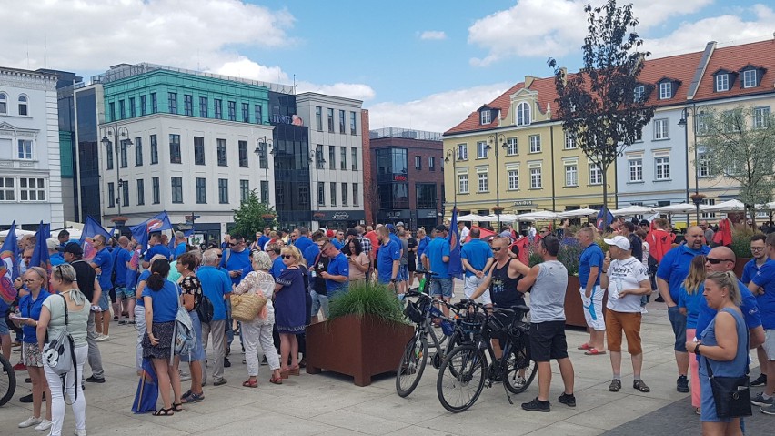 Zgromadzenie publiczne pod bydgoskim ratuszem na żywo.