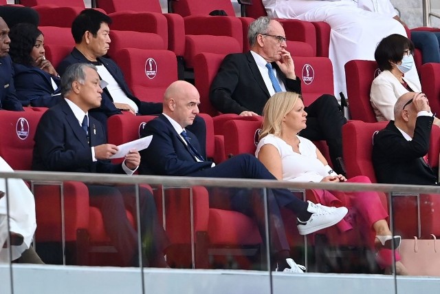 Niemiecka minister spraw zagranicznych, Nancy Feather siedziała w loży VIP obok prezydenta FIFA, Gianniego Infantino z opaską One Love na ramieniu