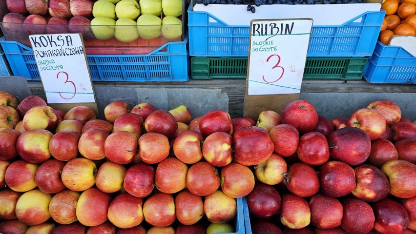 Ceny warzyw i owoców na targu w Kielcach. Po ile pomidory, jabłka, truskawki? Zobacz zdjęcia