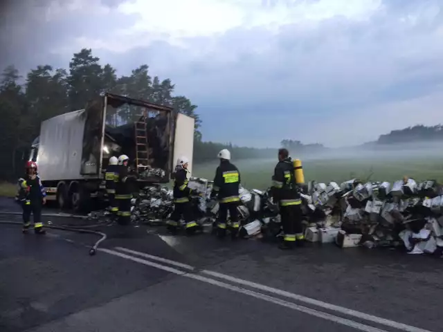 Do zdarzenia doszło dzisiaj w nocy o godz. 4.00 na drodze wojewódzkiej nr 494 w Bodzanowicach (gmina Olesno). Zapaliła się część bagażowa ciężarowego MAN-a.W akcji gaśniczej brały udział 4 zastępy strażaków: dwa z JRG Olesno, a także z OSP Bodzanowice i OSP Borki Małe.Według wstępnych ustaleń do pożaru ciężarówki doszło przez zablokowanie hamulców. Straty są ogromne, wstępnie oszacowano je na 400 tysięcy zł.