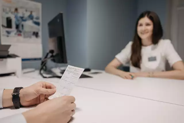 W naszym zestawieniu zebraliśmy 10 najlepiej ocenianych i najczęściej polecanych dermatologów. Podajemy nazwiska lekarzy, adresy i liczbę pozytywnych opinii (5 gwiazdek).Oto polecani dermatolodzy w Poznaniu --->