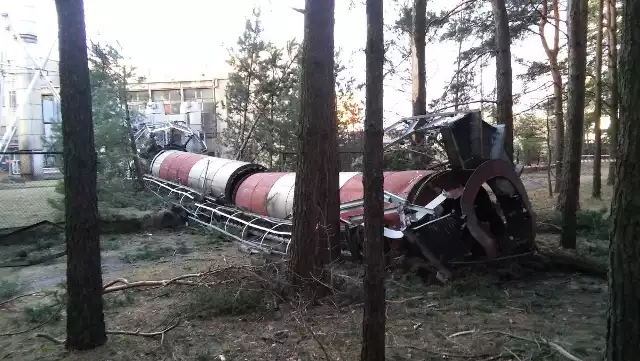 Silny wiatr, który od poniedziałku szaleje nad Polską, urwał jedną czwartą szpitalnego komina w Nowej Soli i rzucił na pobliski las. Na szczęście nikt nie ucierpiał.Liczący ok. 16 metrów fragment komina kotłowni nowosolskiego szpitala, runął na ziemię we wtorek (27 grudnia) przed południem. Metalowa konstrukcja upadła dokładnie na siatkę ogradzającą teren lecznicy. Na szczęście, biegnącą tuż obok ścieżką na skraju lasu nikt wtedy nie przechodził. - Winny jest najprawdopodobniej wiatr - wyjaśnia zastępca komendanta nowosolskiej straży pożarnej, Sławomir Ozgowicz. Zobacz też: Orkan Barbara zbiera swoje żniwo też w LubuskiemNa miejscu pojawiło się pięć pojazdów straży pożarnej, policja i przedstawiciel inspektoratu nadzoru budowlanego. - Z przeprowadzonej ekspertyzy wynika, że nie wpłynie to na funkcjonowanie zarówno kotłowni jak i samego szpitala - mówi wicedyrektorka nowosolskiej lecznicy, Justyna Koszal. - Wcześniejsze oględziny nie wskazywały na to, że komin może runąć. Wygląda na to, że silny wiatr zrobił swoje. Siła wyższa. Tak czy inaczej na przyszły rok mieliśmy zaplanowany remont tego komina, więc teraz tym bardziej trzeba będzie go zrobić - wyjaśnia.Komin skończył w tym roku 18 lat. Pierwotnie miał 60 metrów, później skrócono go do ok. 55 m i tyle miał do momentu zawalenia części konstrukcji.Zobacz też: OPUSZCZONE I ZAPOMNIANE MIEJSCA NA ZIEMI LUBUSKIEJ [ZDJĘCIA, CZ. 1]OPUSZCZONE I ZAPOMNIANE MIEJSCA NA ZIEMI LUBUSKIEJ [ZDJĘCIA, CZ. 2]Zobacz też: Tysiące ludzi bez prądu, połamane drzewa i uszkodzone budynki. Orkan "Barbara" nad Polską