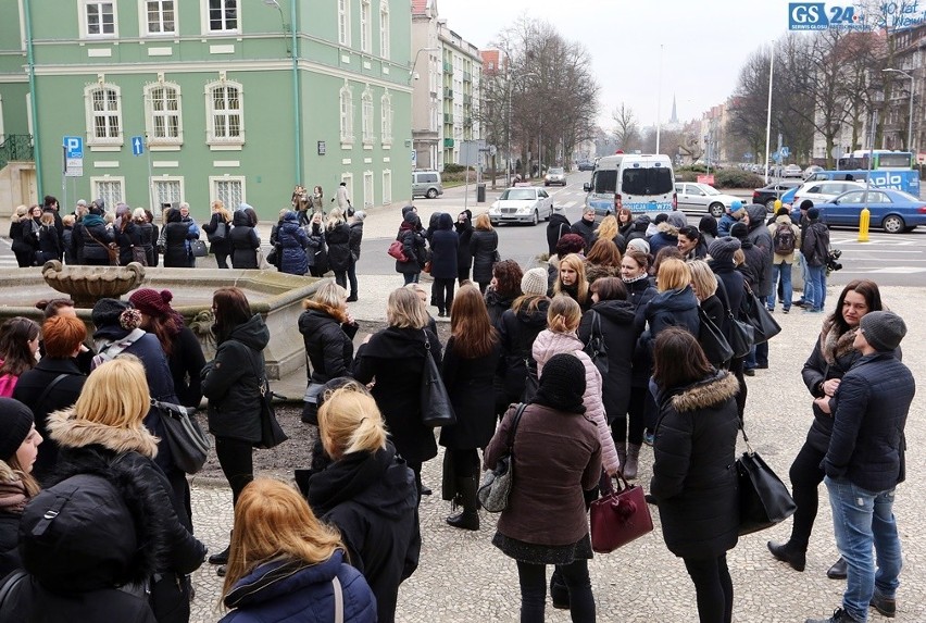 Protest pracowników MOPR przed urzędem miejskim [wideo] 