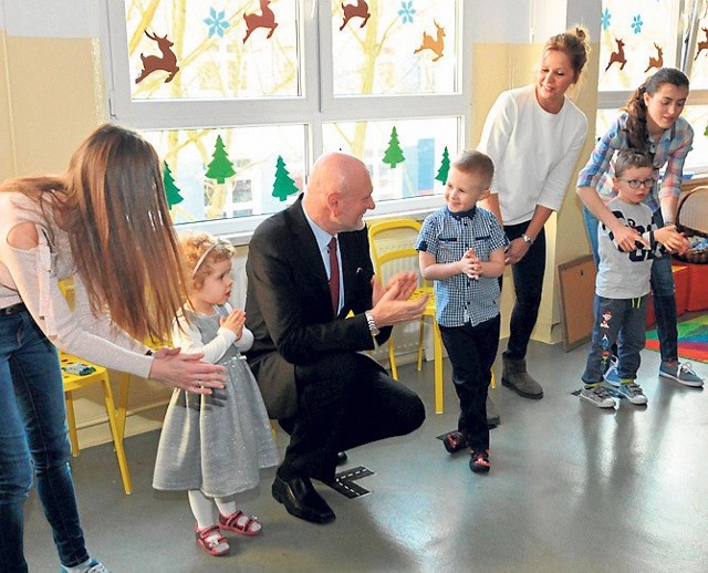 Prezydent Michał Zaleski bawił się z dziećmi na Rubinkowie I w ośrodku pomagającym osobom z autyzmem oraz ich rodzinom