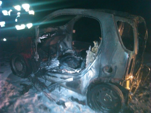 Samochód na trasie S3 spalił się niemal doszczętnie.