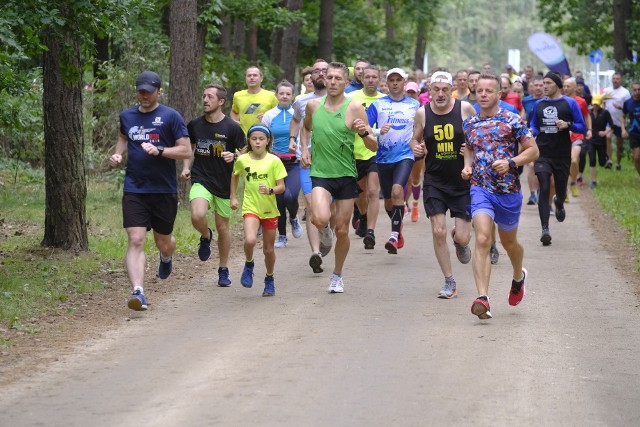 Już od ponad sześciu lat biegacze z Torunia spotykają się w sobotnie poranki w lasku Na Skarpie, by wspólnie przebiec 5 kilometrów na trasie parkrunu. Na starcie - jak zwykle - nie zabrakło także fanów nordic walkingu. Brałeś udział w 258. toruńskim parkrunie? Kliknij w przycisk "Zobacz galerię"  i poszukaj się na naszych zdjęciach!