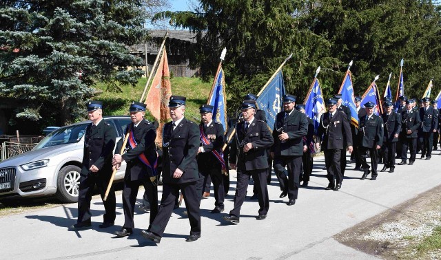 Obchody jubileuszu rozpoczęły się przemarszem licznie przybyłych jednostek Ochotniczej Straży Pożarnej i pocztów sztandarowych na miejsce uroczystości.