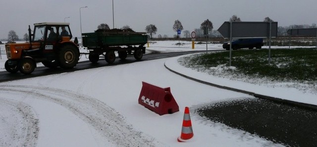 Żeby była zgoda na otwarcie obwodnicy, trzeba było zrobić poprawki na rondzie w pobliżu os. Pyrzyckiego. Zlikwidowano kostkę i teraz jest więcej miejsca na przejazd.