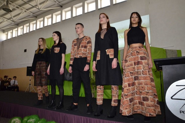 Efektowny pokaz mody uświetnił obchody 100-lecia Zespołu Szkół Odzieżowych przy ul. Kazimierza Wielkiego. Placówka, żartobliwie niegdyś nazywana „szkołą żon” lub „pensją pani Filomeny” jest dziś kuźnią kadr, kształcąc projektantów mody i łącząc rzemiosło ze sztuką użytkową.Zobacz zdjęcia z pokazu ----->