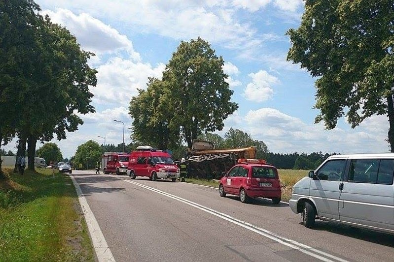 Suchowola: Wypadek na ósemce. Ciężarówka uderzyła w drzewo (zdjęcia)