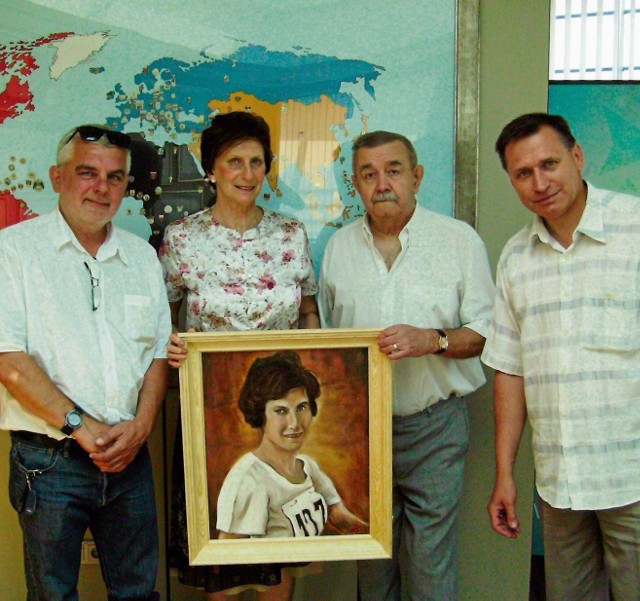Portret naszej mistrzyni trzymają Irena Szewińska i Piotr Patora
