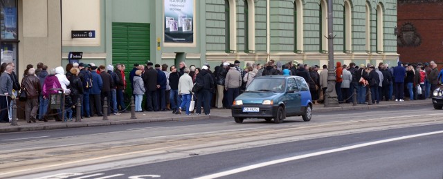 Kolejka przed NBP po monetę z papieżemKolejka pod NBP: Chcą kupić monety z papieżem