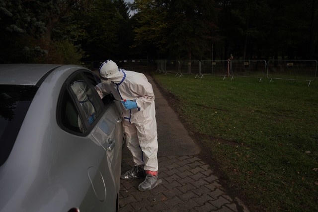 Do punktu pobrań trzeba przyjechać własnym samochodem. Osoby wykonujące badanie zlecone przez lekarza POZ lub sanepid powinny mieć ze sobą ważny dokument ze zdjęciem i numerem PESEL.