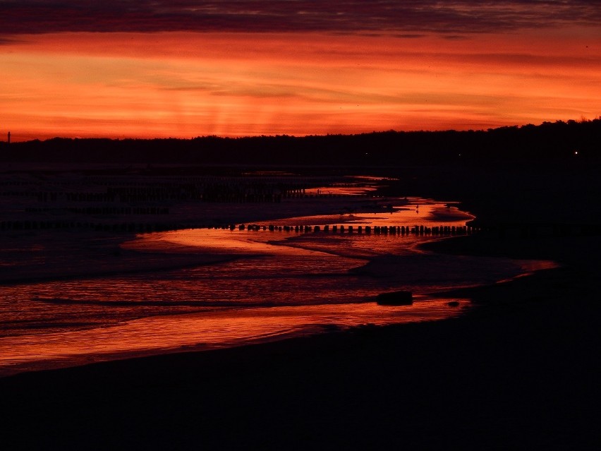 Wschód słońca nad Bałtykiem. Malownicze zjawisko nad morzem w Ustce [ZDJĘCIA]