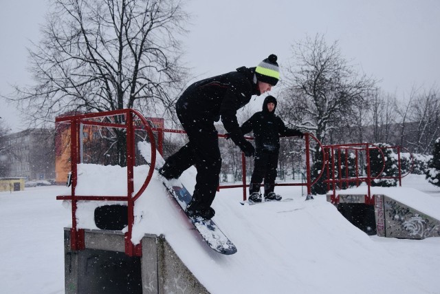 Zawierciański skatepark służy także fanom jazdy na snowboardzie - próbują tam różnych sztuczek!Zobacz kolejne zdjęcia. Przesuwaj zdjęcia w prawo - naciśnij strzałkę lub przycisk NASTĘPNE