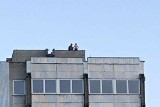 Niebezpieczne zabawy półnagiej młodzieży na dachu opuszczonego budynku w Zielonej Górze. Mieszkańcy: Tragedia jest o krok