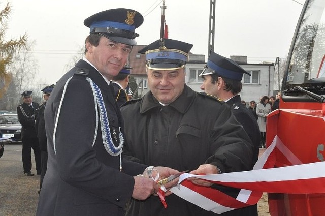 Symboliczna wstęgę przcinają prezes OSP w Wilczkowicach Sylwester Król i komendant powiatowy PSP w Końskich starszy brygadier Roman Boruń