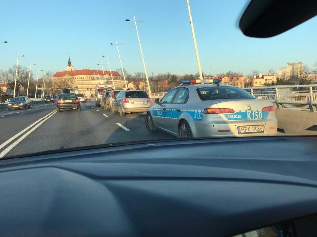 W Rzeszowie w rejonie Mostu Zamkowego doszło do kolizji trzech samochodów. - Kierujący fiatem stilo jadąc w kierunku Placu Śreniawitów najechał na fiata a fiat na dacię. Nikt nie został poważnie ranny. Na miejscu udzielana jest pomoc kierowcom fiata i dacii. - informuje Ewelina Wrona z zespołu prasowego KWP w Rzeszowie. Na miejscu są utrudnienia. Zobacz też:  Wypadek w Widełce